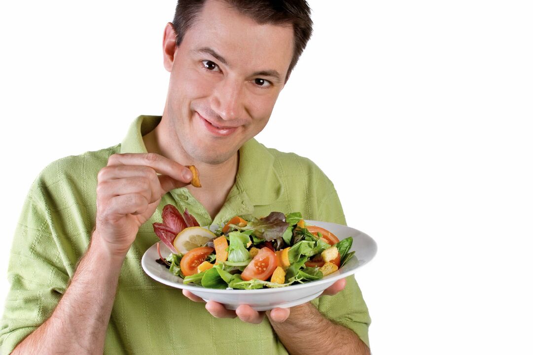 мужчина ест овощной салат, чтобы обрести потенцию